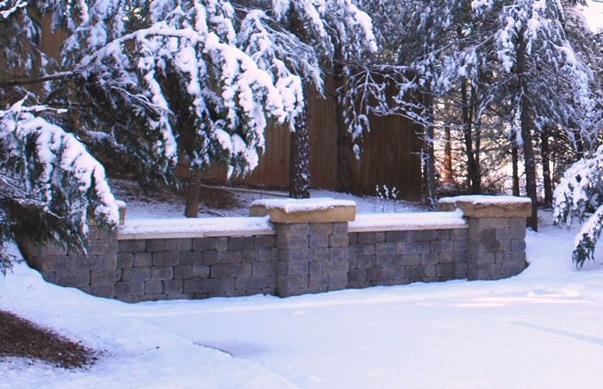 retaining wall with rock slab column caps