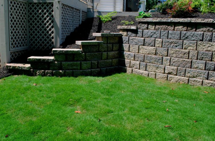 retaining wall corner with steps down
