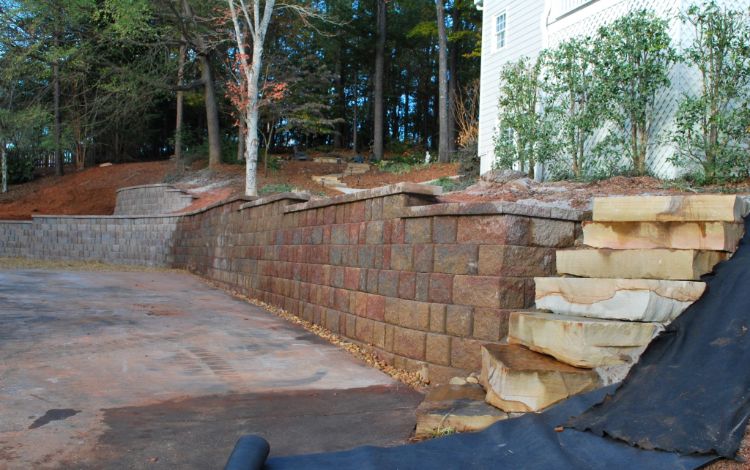 natural colors rock steps at the end of retaining wall